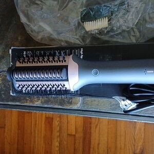 Webeauty  Hair Dryer Brush in Black and Pink. D